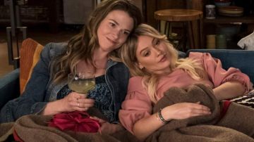 The pink top of Kelsey Peters (Hilary Duff) in Younger S04E04