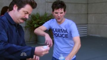 The t-shirt Karma Police Ben Wyatt (Adam Scott) on Parks and Recreation S07E06