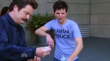 Le t-shirt Karma Police de Ben Wyatt (Adam Scott) dans Parks and Recreation S07E06