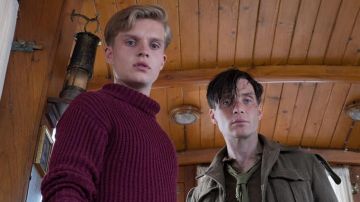 The sweater bordeaux Peter (Tom Glynn-Carney) in Dunkirk