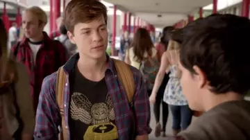 Le t-shirt DJ Owl de Noah Foster (John Karma) dans Scream S01E01