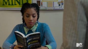 El libro Sin consentimiento de Zoë Vaughn (Kiana Brown) en Scream S02E05
