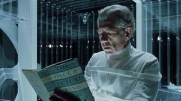 La primera edición del libro "The Once and Future King" de Magneto (Ian McKellen) en X-Men 2