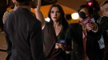 La robe noire de Jane Sloan (Katie Stevens) dans The bold type S01E03