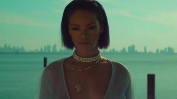 The collar flush with neck beads of Rihanna in Needed Me