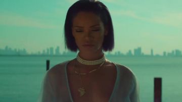 The gold necklace of Rihanna in Needed Me