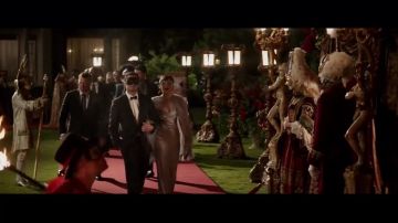 Vestido de satén gris de Anastasia Steele (Dakota Johnson) en 50 tonos más oscuros