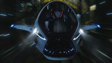 La nave espacial Lexus Skyjet de Valerian (Dane DeHaan) en Valerian y la Ciudad de los Mil Planetas