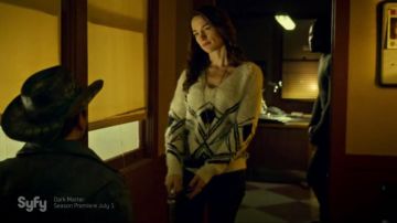 El suéter con patrones geométricos de Wynonna Earp (Melanie Scrofano) en Wynonna Earp S01E09
