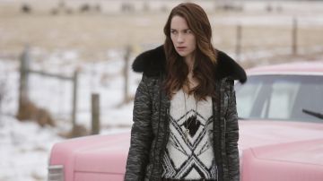 Suéter blanco esponjoso usado por Wynonna Earp (Melanie Scrofano) como se ve en Wynonna Earp S01E09