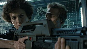 The weapon M41A Pulse Rifle Ellen L. Ripley (Sigourney Weaver) in Alien 3