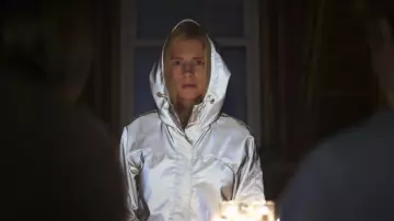 La veste parka argentée de Prairie Johnson (Brit Marling) dans The OA (S01E08)