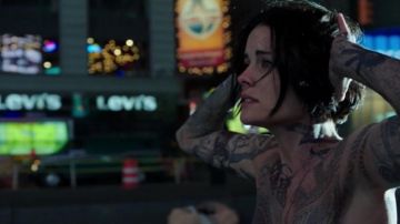 Le body tatoué de Jane Doe (Jaimie Alexander) dans Blindspot S01E01