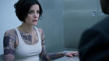 Le débardeur gris de Jane Doe (Jaimie Alexander) dans Blindspot S01E01