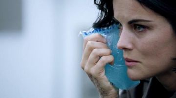 La compresse de perles thérapie froid ou chaud de Jane Doe (Jaimie Alexander) dans Blindspot S01E03