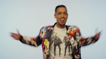 The T-shirt of the Artist in the clip Chocolate