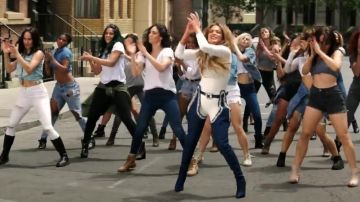 Les bottes en denim de Jennifer Lopez dans clip Ain't your mama