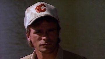 Gorra Calgary Flames de MacGyver (Richard Dean Anderson) en MacGyver S01E06