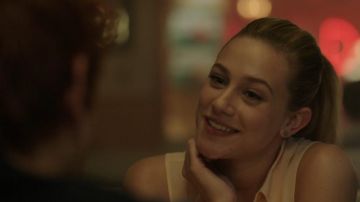 Earrings blue Betty Cooper (Lili Reinhart) in Riverdale S01E01