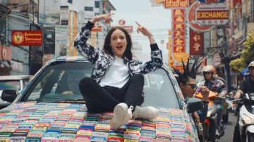 Las zapatillas blancas de Jain en su video musical Dynabeat