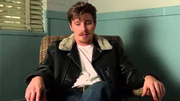 The leather jacket collar fleeced of Johnny Five (Garrett Hedlund) in Inside Llewyn Davis