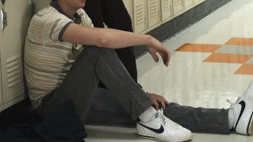 The Nike shoes of Steve Harrington (Joe Keery) in Stranger Things S01E07