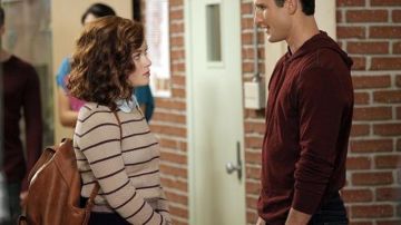 La mochila de cuero marrón de Tessa Altman (Jane Levy) en Suburgatory S02E10