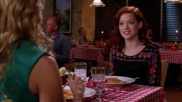La robe à fleurs de Tessa Altman (Jane Levy) dans Suburgatory S02E21