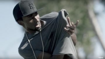 La casquette noire New Era des New York Yankees dans le clip 4:44 de Jay-Z
