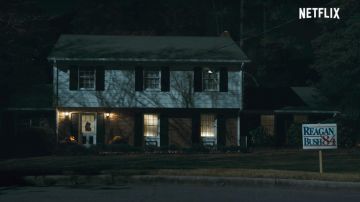 La campaña de Reagan y Bush '84 firma en Stranger Things S02E01