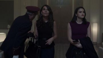 La robe à basque de Hermione Lodge (Marisol Nichols) dans Riverdale S01E01