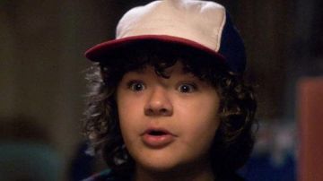 La casquette bleu blanc rouge de Dustin Henderson (Gaten Matarazzo) dans Stranger Things S01E01