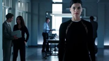 La robe noire de Jane Doe (Jaimie Alexander) dans Blindspot S01E09