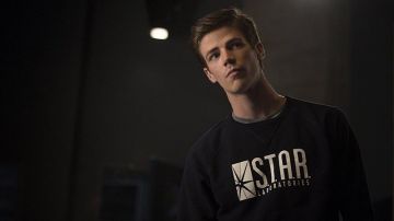 Le pull estampillé Star Labs de Barry Allen (Grant Gustin) dans The Flash
