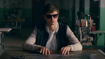 Camiseta blanca del bebé (Ansel Elgort) en Baby Driver