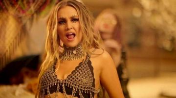 The bikini top Perrie Edwards in the clip Power of Little mix