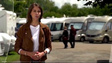 The biker jacket in brown suede of Ophélie Meunier in the Forbidden Zone of the 26/07/2017