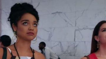 Pendientes dobles criollos de Kat (Aisha Dee) en The bold type S01E01