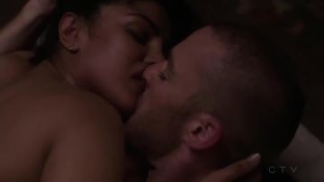 Les boucles d'oreilles d'Alex Parrish (Priyanka Chopra) dans Quantico S02