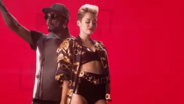 La ceinture Versace de Miley Cyrus dans le clip Feelin' myself de Will I Am