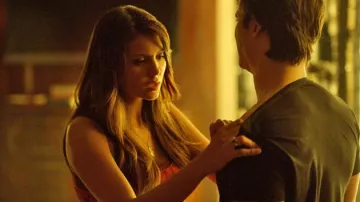 Le collier plume d'Elena Gilbert (Nina Dobrev) dans The Vampire Diaries S04E23