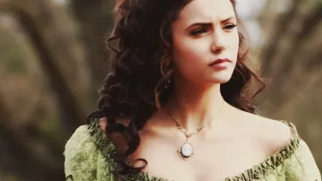 Le collier camé de Katherine Pierce (Nina Dobrev) dans The Vampire Diaries