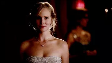 Le collier boule de Caroline Forbes (Candice Accola) dans The Vampire Diaries S04E19