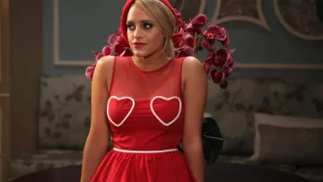 El vestido rojo con corazones de Dalia Royce (Carly Chaikin) en Suburgatory