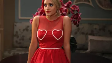 El vestido rojo con corazones de Dalia Royce (Carly Chaikin) en Suburgatory S02E03