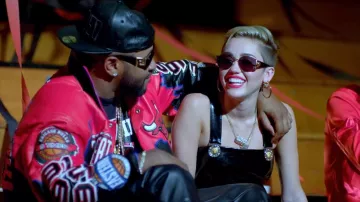 Les lunettes de soleil vintage de Miley Cyrus dans le clip 23