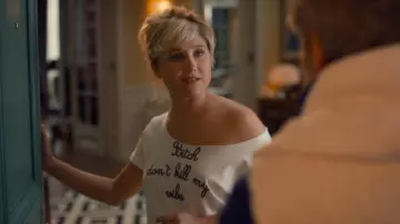 The t-shirt "Bitch don't kill my vibe" by Manuela Baudry (Bérengère Krief) Adopts a widower