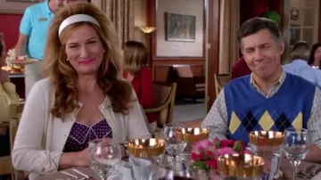 El vestido de lunares morados de Sheila Shay (Ana Gasteyer) en Suburgatory S03E13