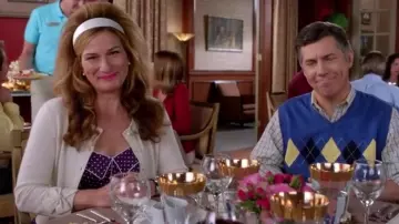La robe violette à pois de Sheila Shay (Ana Gasteyer) dans Suburgatory S03E13