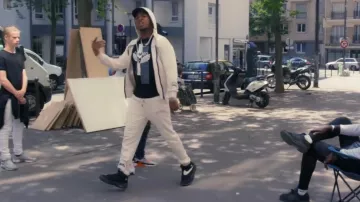 Le t-shirt Charo noir de Niska dans Réseaux